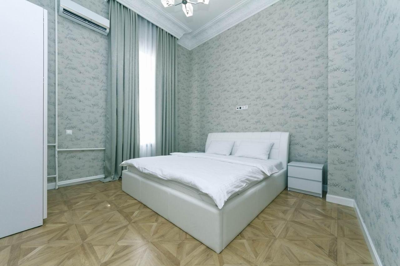 Luxury Beatiful Apartment On Pyshkinska Street Киев Екстериор снимка